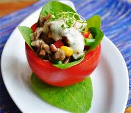31. Tomate relleno con pollo